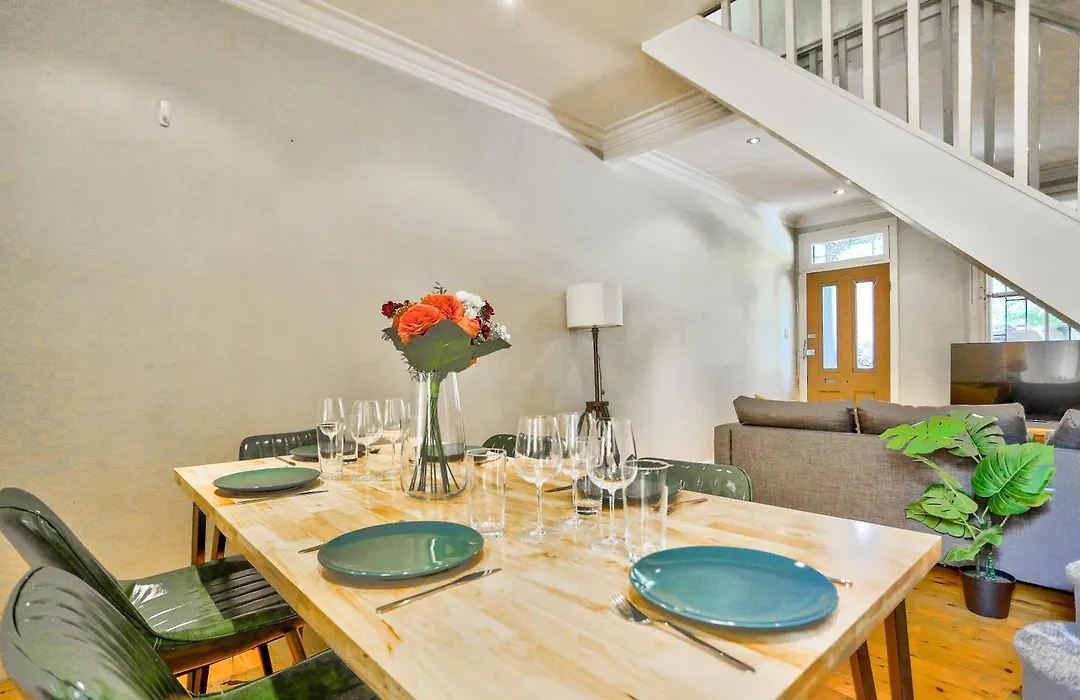 Spacious 3 Bedroom On The Edge Of Downtown Darghan St 2 E-Bikes Included-1